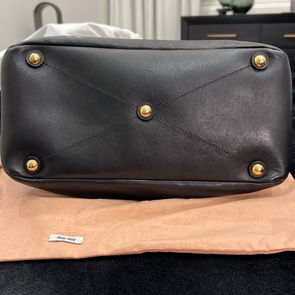 miu miu vitello soft top handle bag in black with crossbody strap - Picture 4 of 10